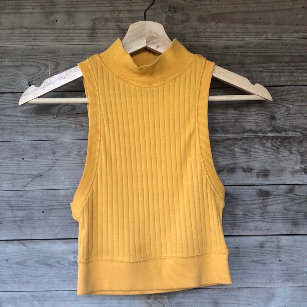 DONATED- Ribbed crop top